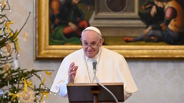 Papa autoriza que las mujeres sean lectoras y ayuden a curas en el altar