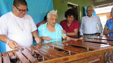 Cumpleañera de 105 años celebró tocando marimba