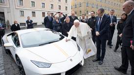Papa Francisco subastará Lamborgini que le regalaron