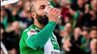 (Video)  Jugador aprovechó vaso de cerveza que tiraron a la cancha y bebió para celebrar el gol que clavó