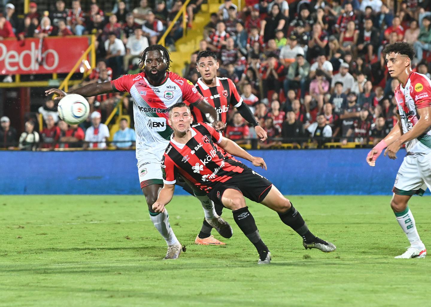 La Liga Deportiva Alajuelense (LDA) se enfrenta al la Asociación Deportriva Guanacasteca (ADG)