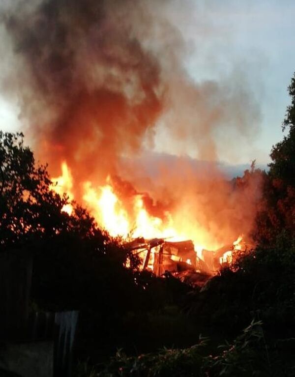 Las llamas destruyeron la casa en cuestión de pocos minutos. Foto Bomberos.