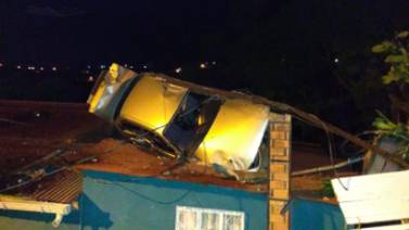 Familia de Naranjo se llevó tremendo susto cuando un carro cayó sobre el techo de su casa