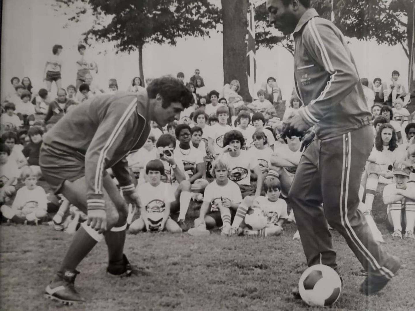 Arnoldo Ramírez Zamora nació el 3 de abril de 1944 en Chepe, específicamente en barrio México, lugar en el que vivió hasta los 11 años para después irse (en 1955) con su familia a Estados Unidos en donde muchos años después se hizo amigo de la mayor gloria brasileña del fútbol de todos los tiempos y considerado el mejor futbolista de toda la historia, Edson Arantes Do Nascimento, Pelé