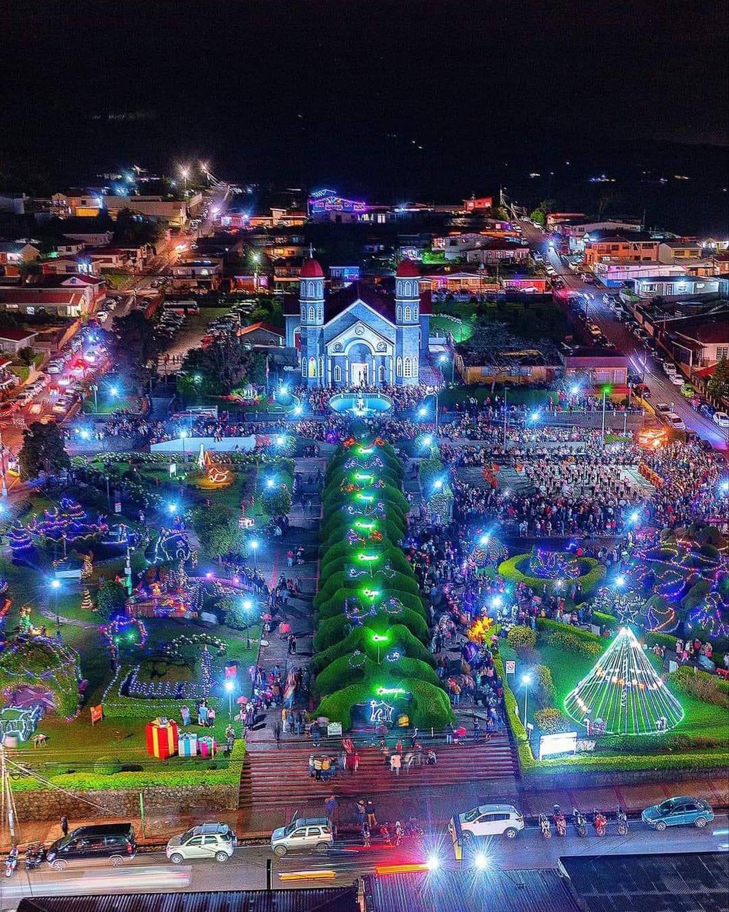 El pasado sábado 4 de diciembre, a las siete de la noche, se encendió la iluminación navideña del parque de Zarcero