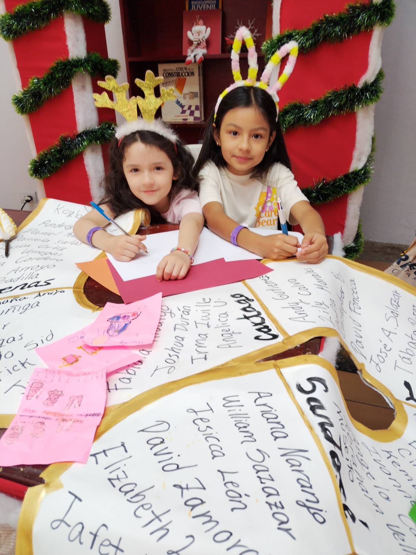 Este 2023 el Niñito Jesús y Santa sí están recibiendo las cartitas de los niños para Navidad. El Museo de los Niños puso una sucursal para entregar las cartitas. En la foto, las niñas Valentira Quirós y Luigina Pastor hacen sus cartitas al Niñito.