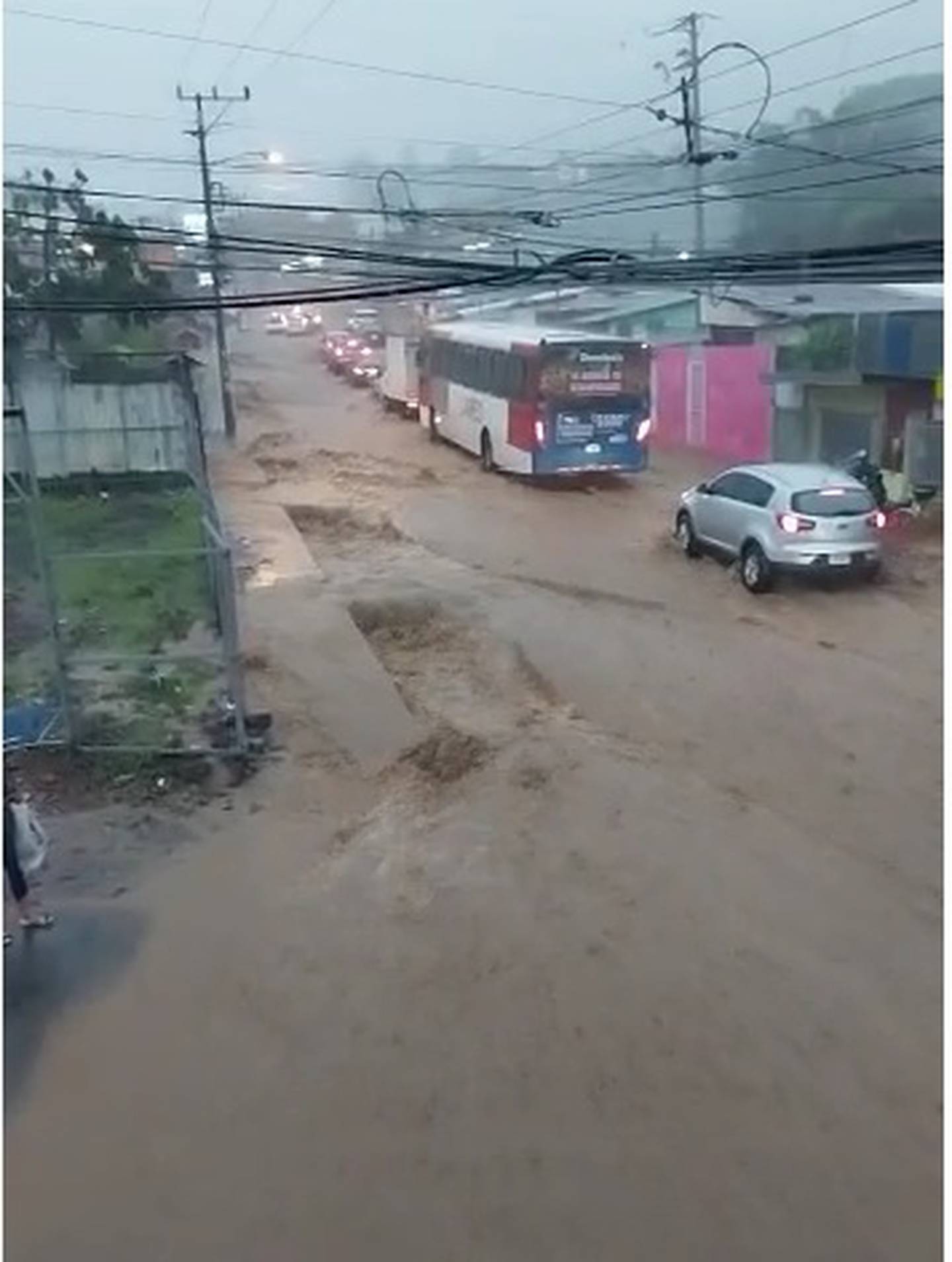 Aguaceros causan inundaciones en Desamparados. Captura de video.