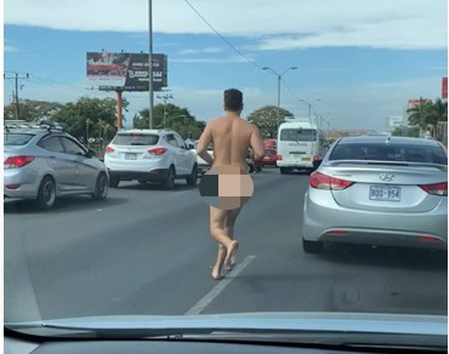 Detienen a hombre que corría desnudo por la autopista General Cañas. Foto cortesía.