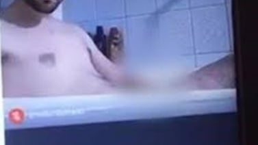 Echan de curso de la “U” a alumno que tomó clase virtual desnudo y metido en bañera