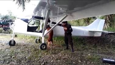 Iker y Rossi detectaron que avioneta abandonada en Corredores sí transportaba drogas
