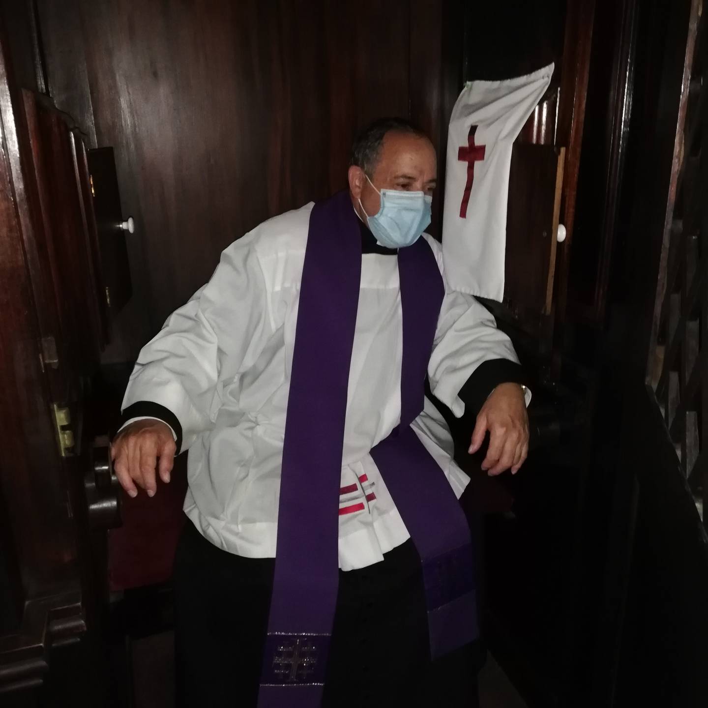 El padre Germán Rodríguez Smith, prefecto de la catedral Metropolitana en San José, confesó de 9 a 11 y también atendió después del medio día este 24 de marzo del 2021. La Semana Santa de este año sí tendrá confesiones.