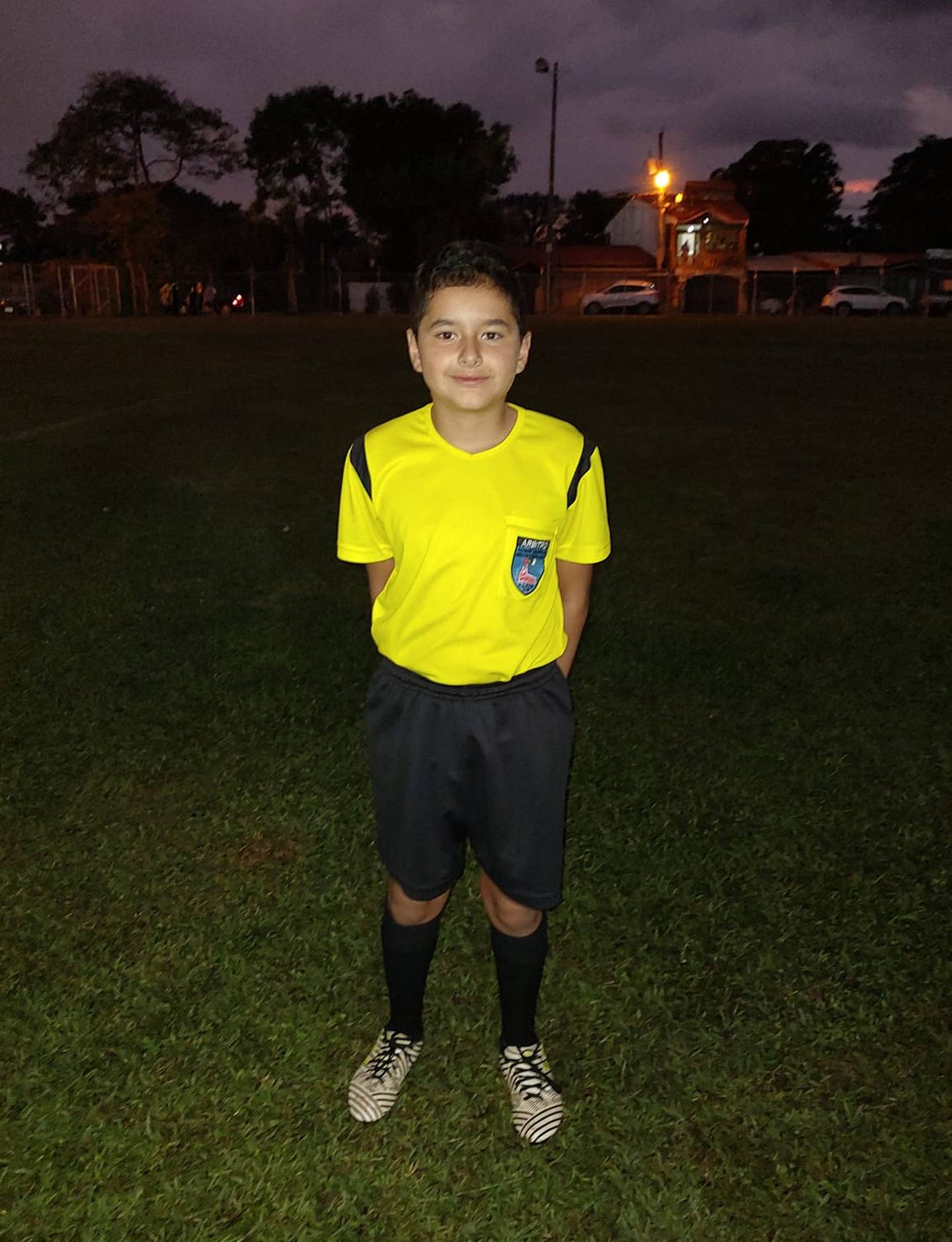 Abraham Rojas Suárez es un niño de 12 años de Grecia que ya se capacitó como árbitro de fútbol.