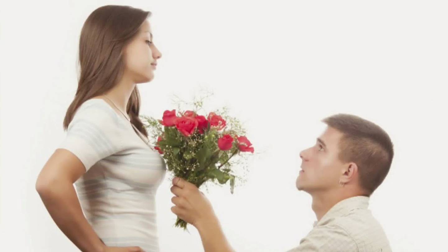 Муж просит разрешение. Мужчина дарит цветы женщине. Парень дарит девушке цветы. Девушке дарят цветы. Дарит цветы на коленях.