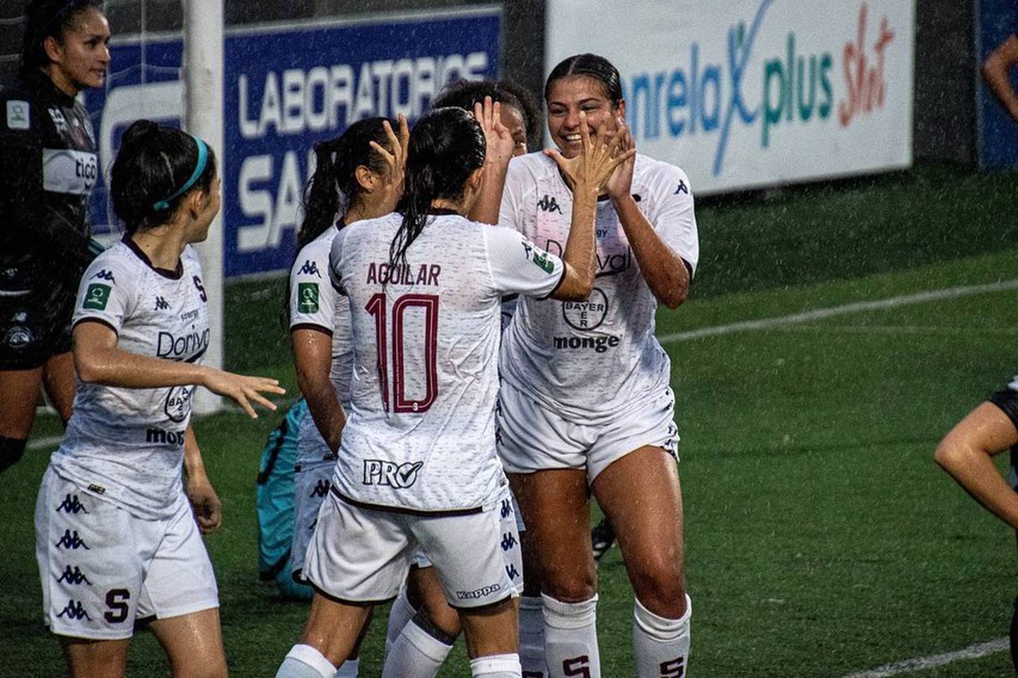 La estadounidense, Jenna Prathapa (de frente sonriendo), anotó tres goles en la goleada 4-0 que Saprissa le dio a Sporting el 22 de agosto como parte de la fecha 8 del torneo clausura.