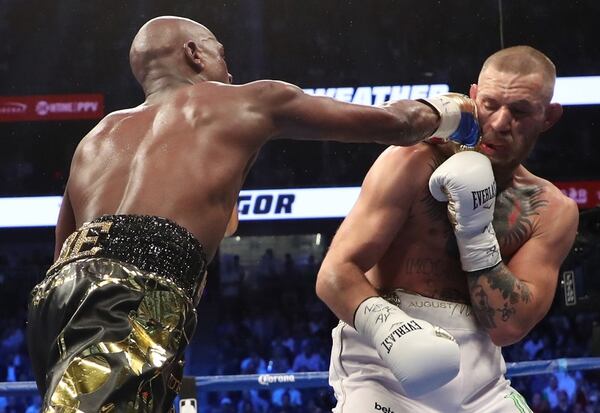 Mayweather y McGregor se enfrentaron el 26 de agosto del año pasado en las Vegas en un ring de boxeo. Foto: AFP.