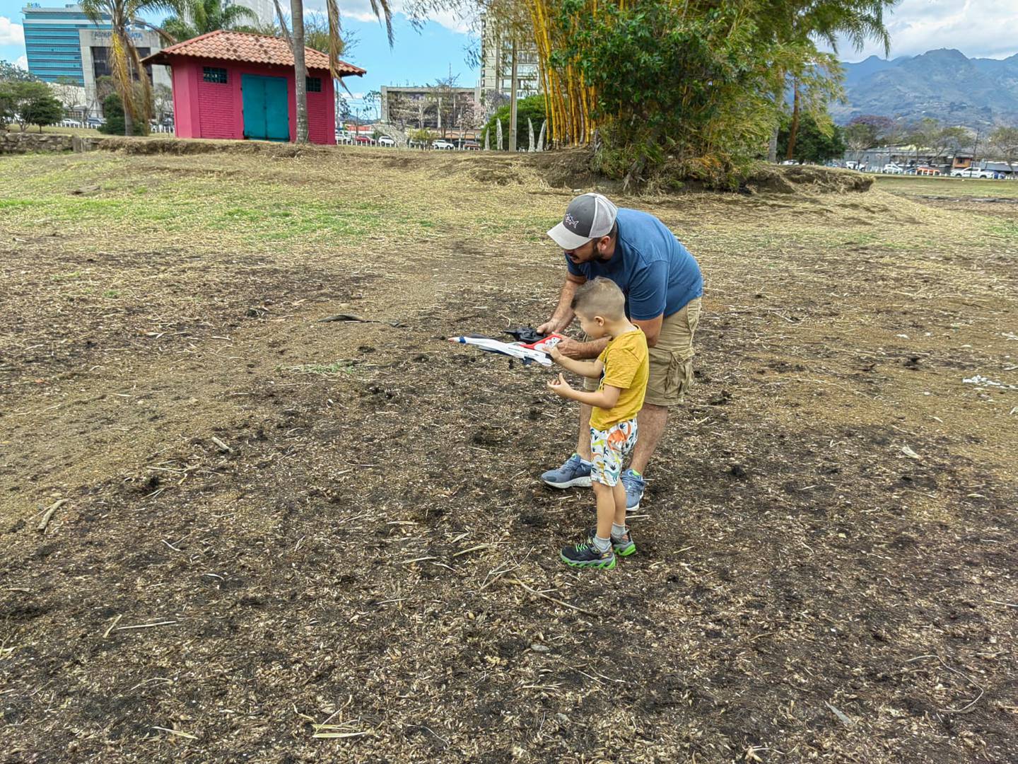 El lago de La Sabana estaba completamente seco el domingo 13 de marzo del 2020. En la foto, don Edgar Ortega le enseña a volar un avión a control remoto a su hijo Josué quien tiene 5 años.