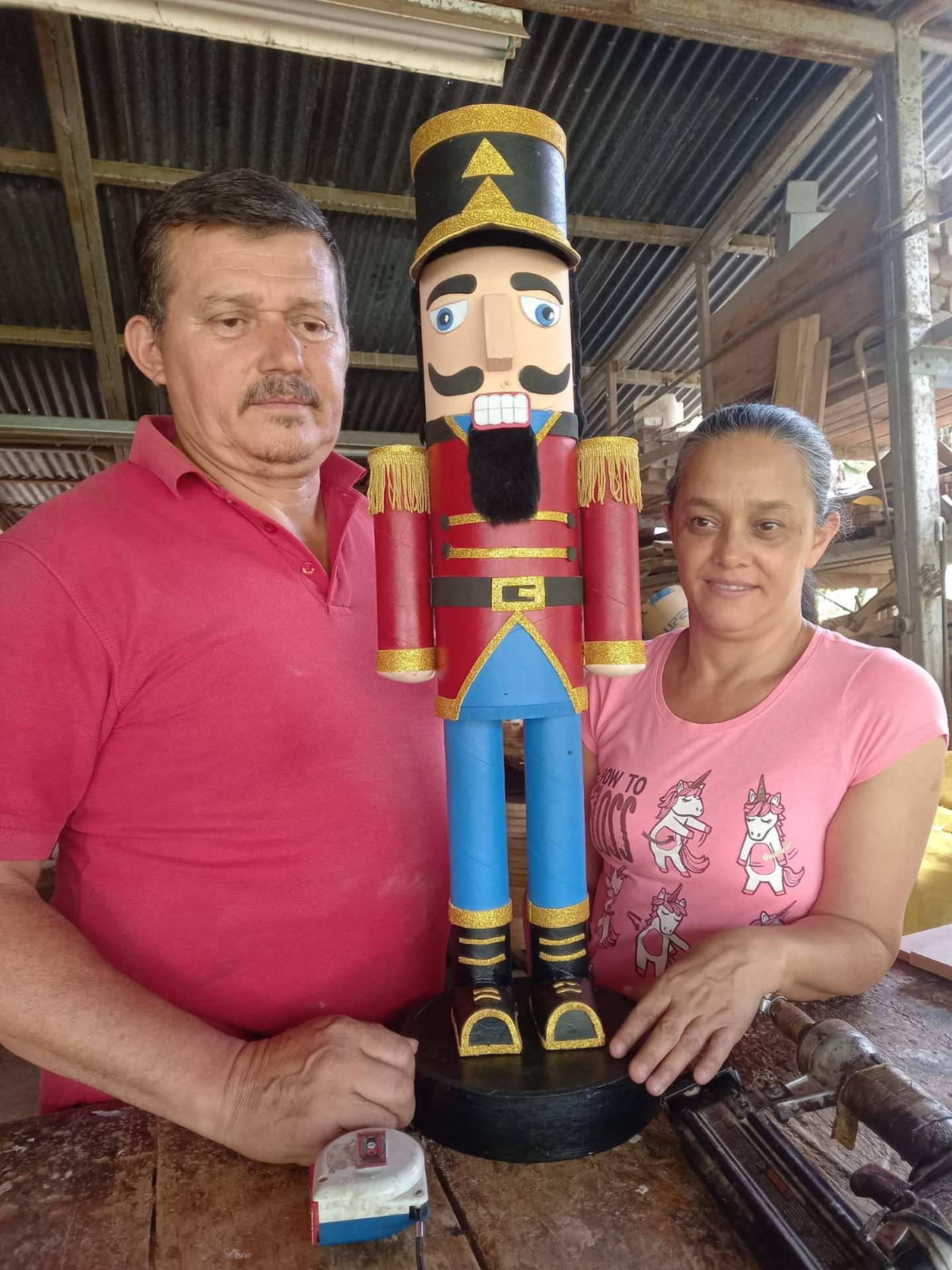 Doña Lorena Vásquez Pacheco y su esposo José Antonio Alfaro Cordero, viven en Rincón de Zaragoza en Palmares y ya tiene una fama muy bien ganada de ser de los mejores en el país que hace cascanueces