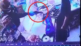 Video: ¡Sin piedad! Así fue como asaltante le disparó a dueño de supermercado tras quitarle su dinero