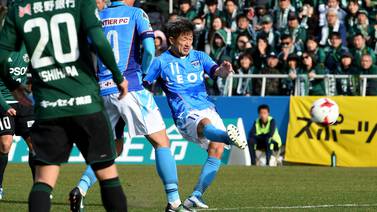 Yokohama le extendió contrato a un futbolista de 50 años de edad