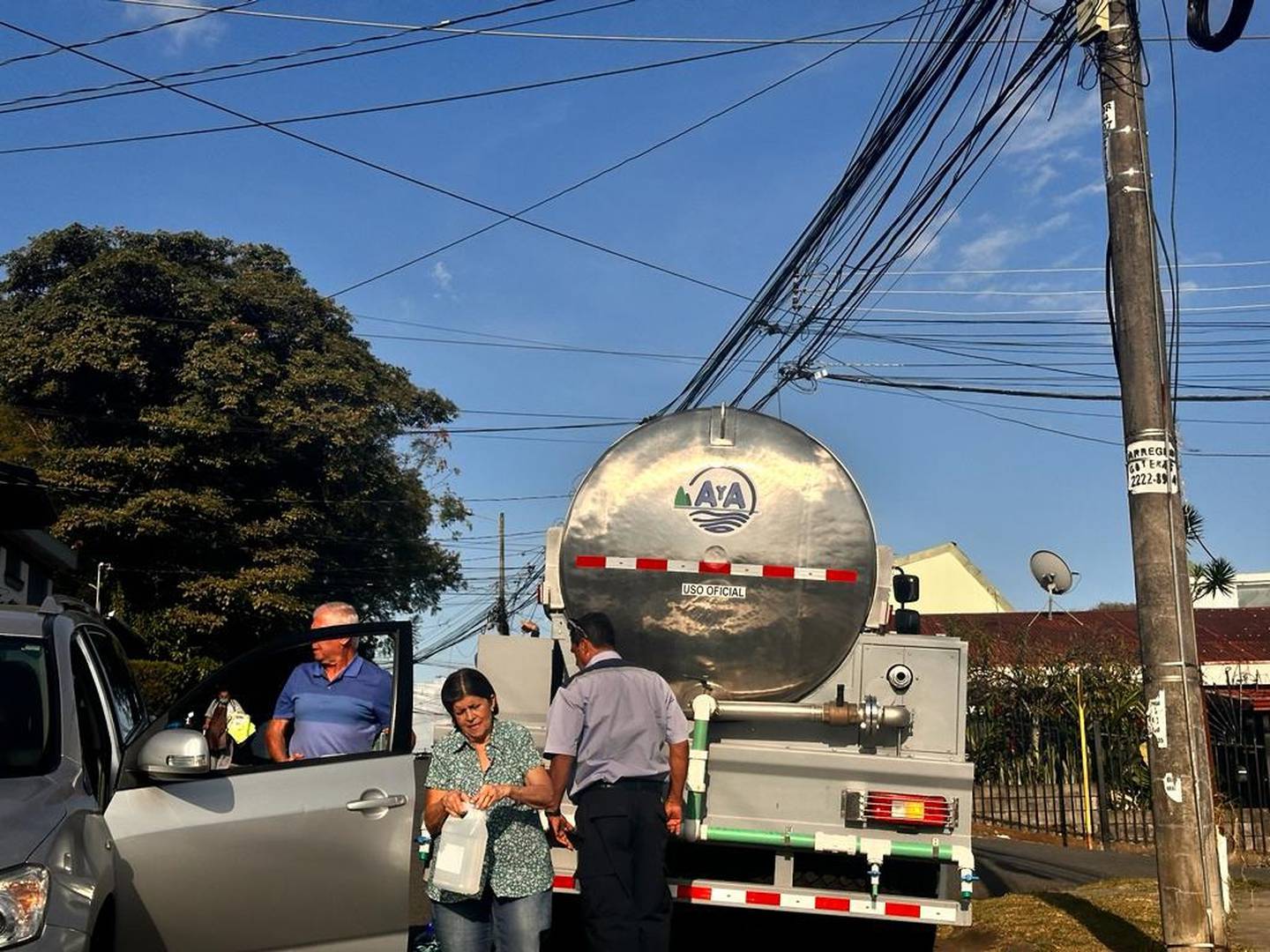 Acueductos y Alcantarillados (AyA) encendió las alarmas de muchas comunidades al confirmar que el agua analizada en varios cantones de San José sí tiene presencia de gasolina. En la foto, AyA repartiendo agua en Tibás.