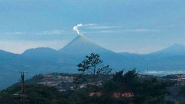 Volcán Arenal se contagia de sus vecinos