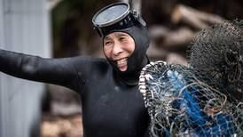 ‘Sirenas’ ancianas japonesas bucean a puro pulmón para ganarse la vida