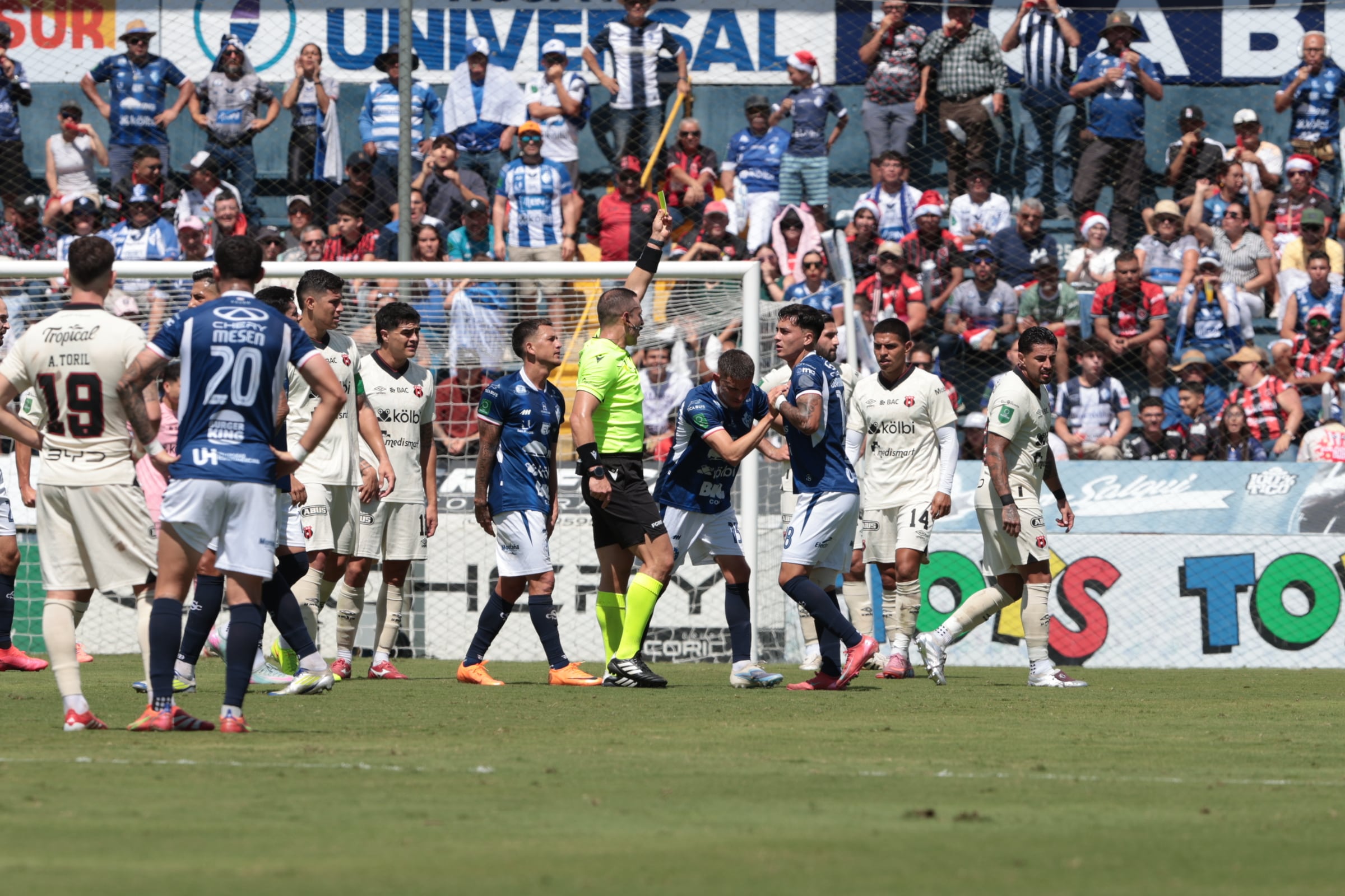 30/11/2025/ Juego entre Club Sport Cartagines vs Liga Deportiva Alajuelense por la fecha 17 del torneo apertura de l Liga Promerica en el estadio Fello Meza / foto John Durán
