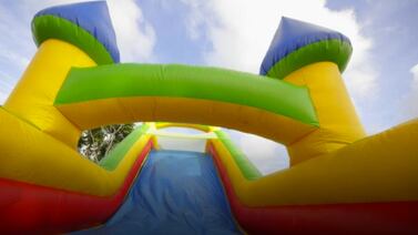 Niño murió tras ser arrastrado por ráfaga de viento mientras jugaba en un inflable