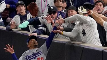 ¿Qué castigo recibieron los aficionados que le quitaron una pelota a jugador de los Dodgers?