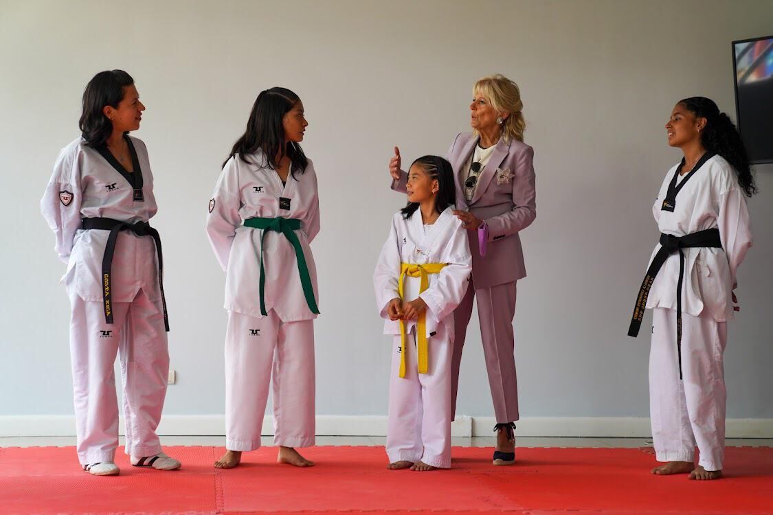 Tayra y Chelsea Burklund Guillén, dos alajueliteñitas de la pura cepa (nacieron y viven en San Josecito), casi no durmieron nada desde el viernes pasado cuando les dijeron que debían preparar una exhibición de su taekwondo para nada menos y nada más que la primera dama de Estados Unidos, doña Jill Biden