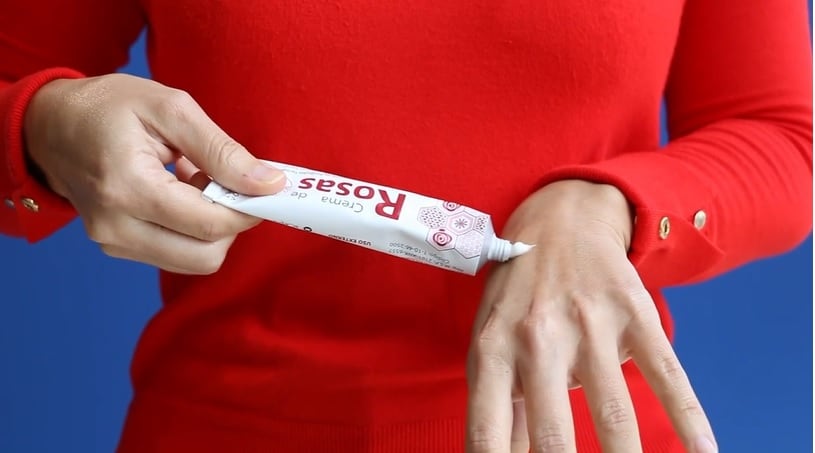 La Caja confirma que la tan querida cremita de rosas cambiará para siempre. La institución se prepara para relanzar a inicios del 2025 un nuevo aroma y presentación de este producto que tiene más de 50 años de usarse en los hogares costarricenses.