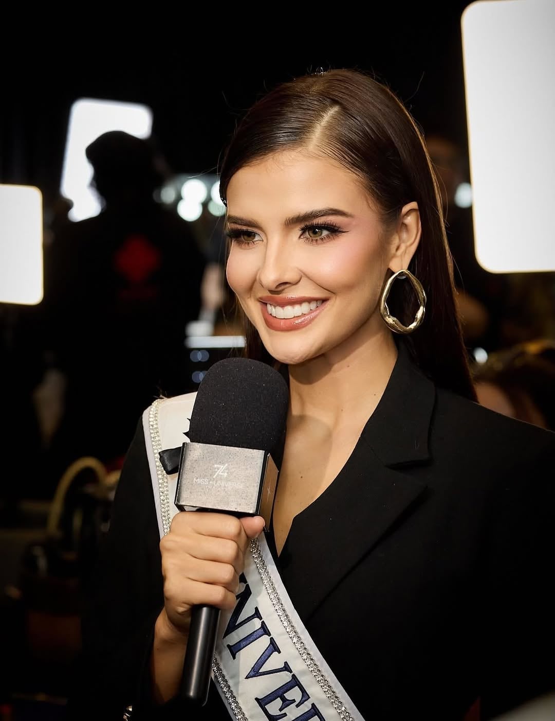 Durante el primer día de concentración en el Miss Universo, Mahyla Roth destacó con su traje negro y peinado. Este día grabó una promoción del certamen.