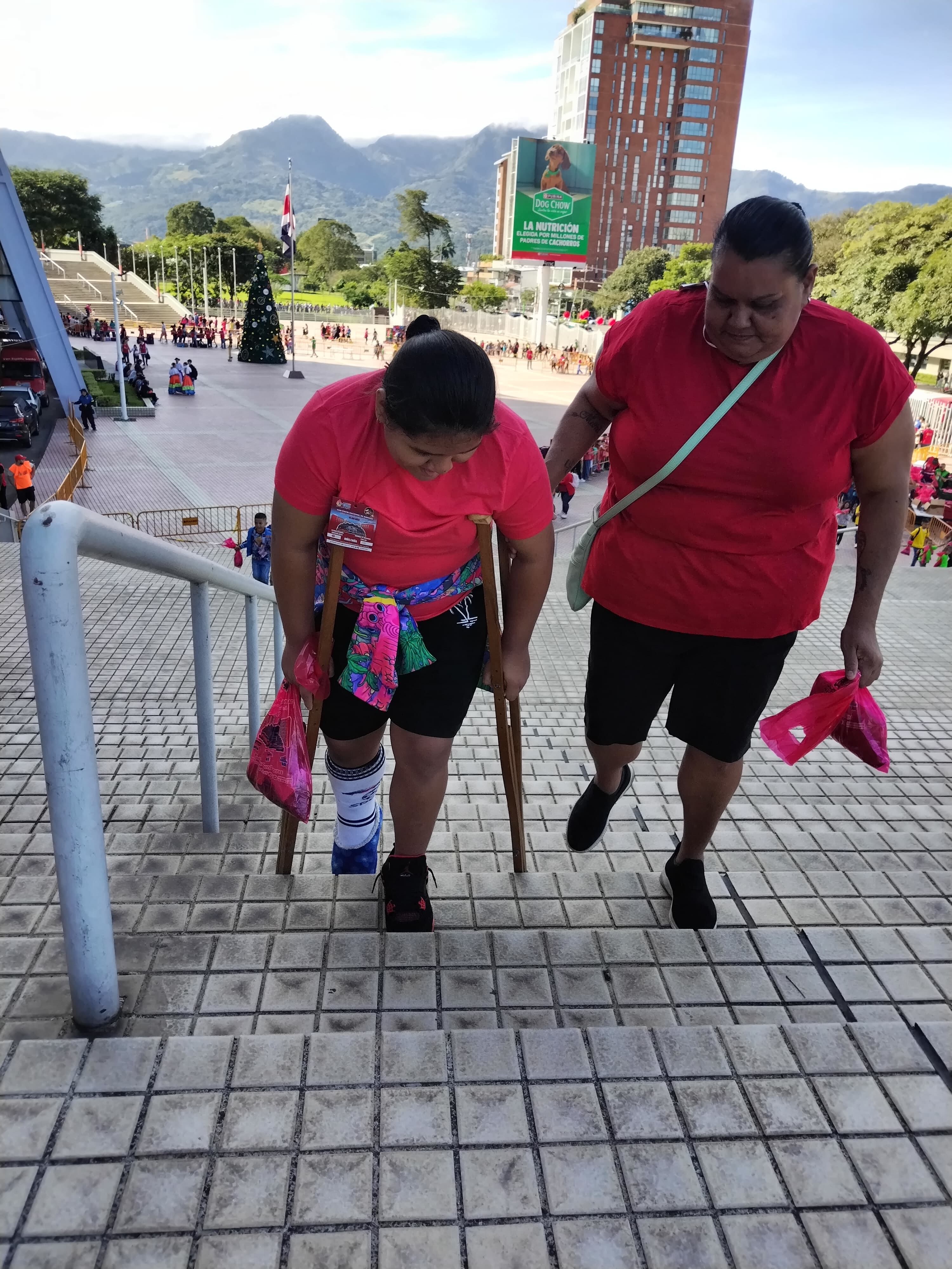 Desde las 8 de la mañana y hasta pasaditas las 3 de la tarde el Estadio Nacional en La Sabana recibió a 35 mil pequeñitos de diferentes partes del país en la 24 Fiesta Nacional de Navidad ¡Jesús: a tus niños los cuida tu iglesia” 2024