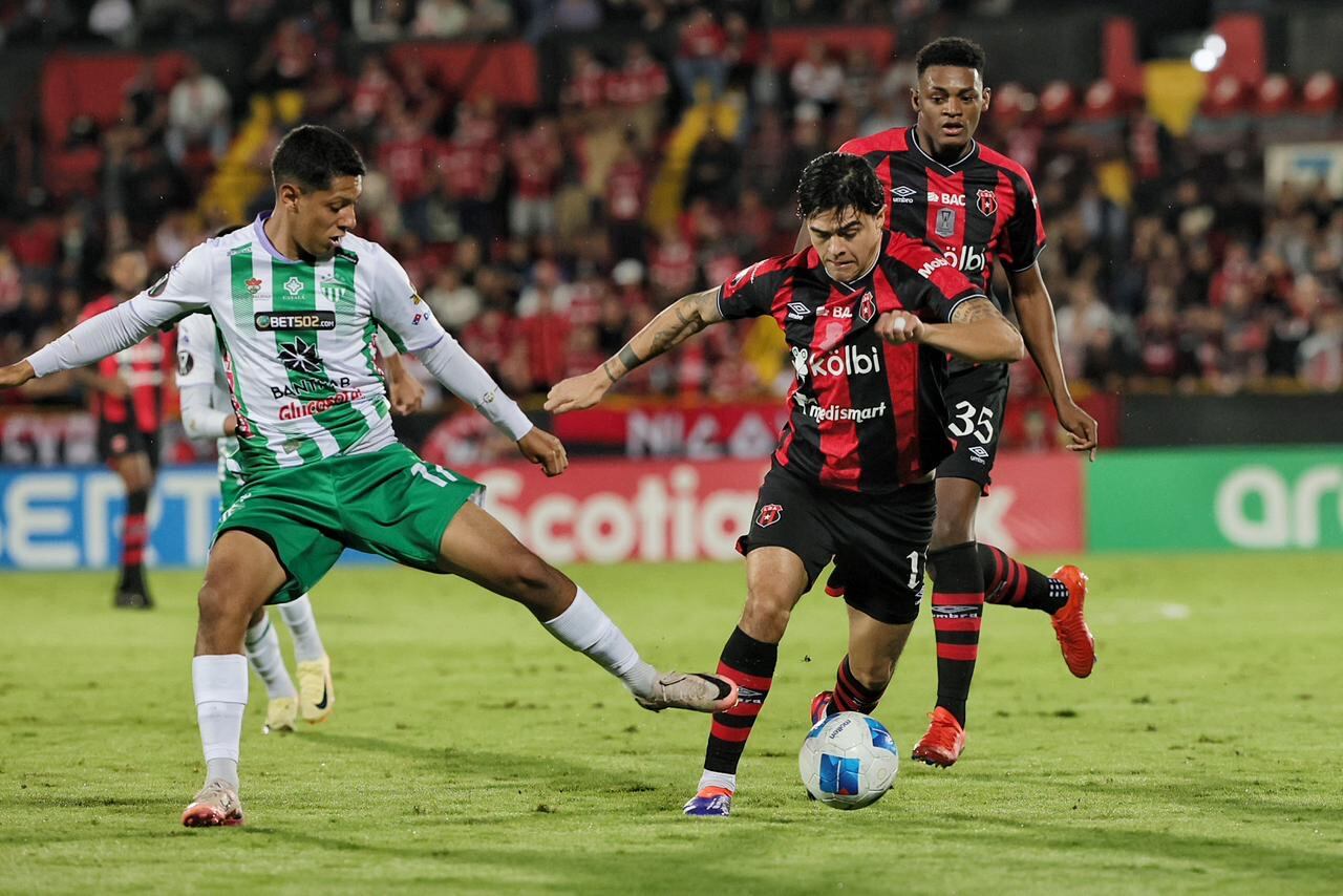 30/10/2024/ Juego entre Liga Deportiva Alajuelense vs Antigua durante  la Central American Cup en el estadio Alejandro Morera Soto.
