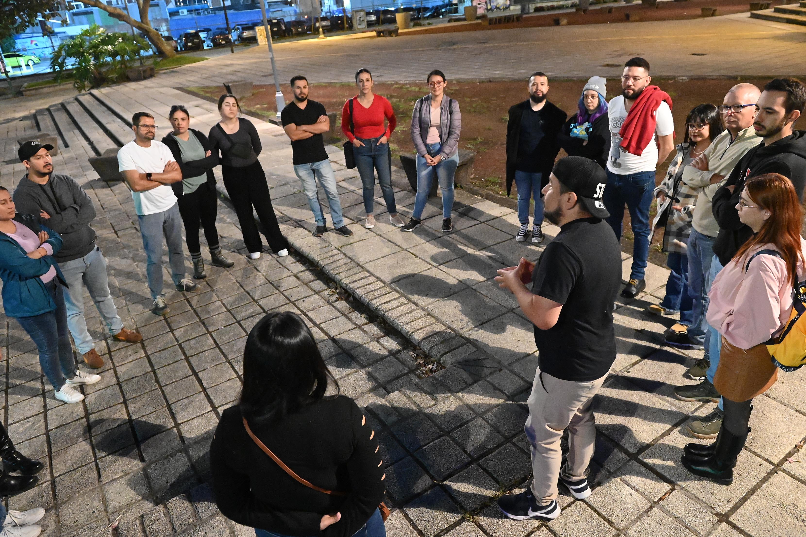 10 de mayo del 2025. San José. 18:00 hrs. Tour San José Encantado. Un grupo de 22 personas entre los 20 y 40 años participó en un recorrido por diferentes edificios y lugares de la capital en donde se ha comprobado la presencia de actividad paranormal.  El cementerio obrero, el general, el Museo de los Niños, La Clínica Bíblica; entre otros, forman parte del recorrido en el que Israel, el guía, explica en base a sus investigaciones y evidencias fotográficas y de audios los eventos fuera de lo natural que ocurren en esos espacios. En la foto: El grupo fue llevado en una buseta a las diferentes ubicaciones y el guía Israel narró los eventos que ahí ocurren. Los guías Israel Barrantes y Samantha Salas fueron los encargados de explicar el tour. Foto: Albert Marín para la Teja.