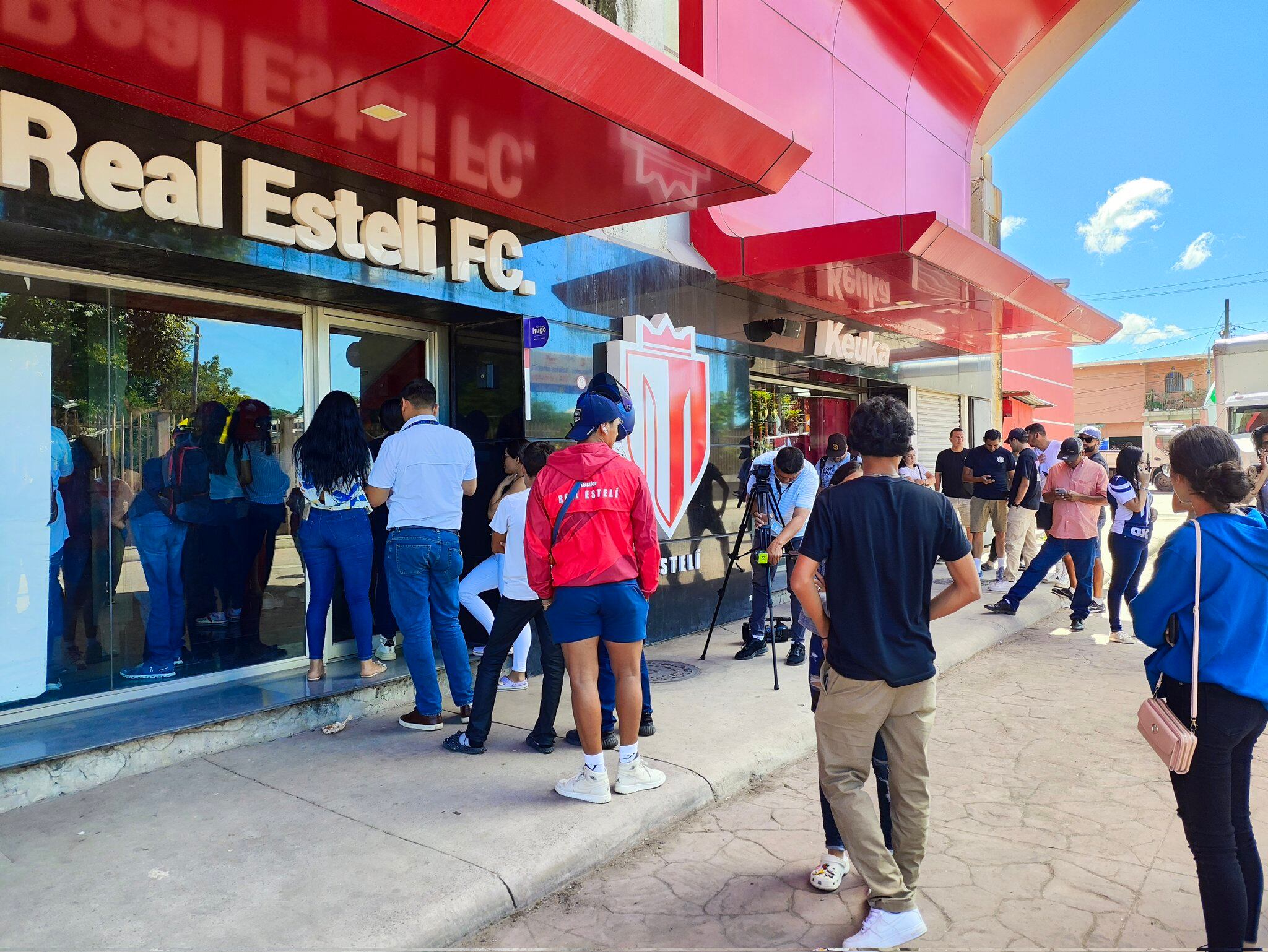 Filas para comprar camisas del Real Estelí