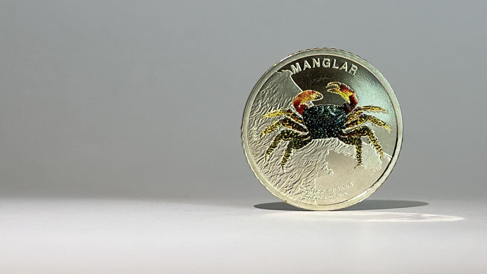 Moneda coleccionable de ¢50 del Banco Central de Costa Rica con la imagen del cangrejo marinera, representativa del ecosistema de manglar, parte de la serie Fauna de los Ecosistemas.