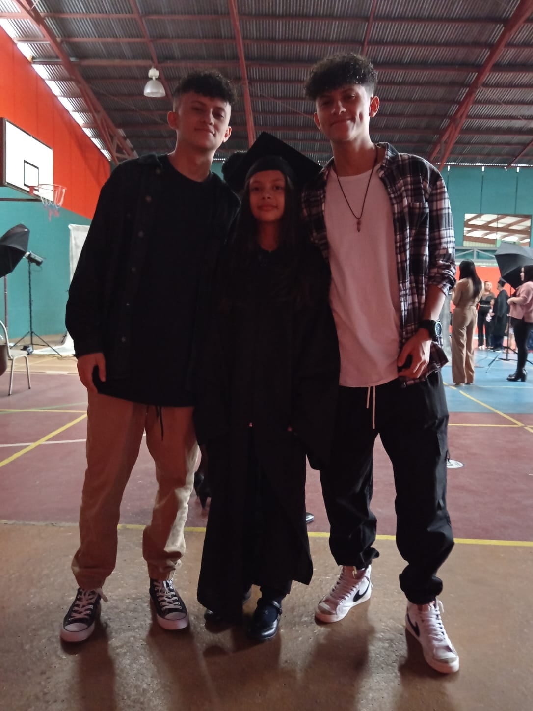 Luis y Gabriel Valerio son gemelos de Alajuelita y decidieron estudiar bastante para abrirse puertas en el futuro. Con el apoyo de su mamá y Fundavida lograron acumular títulos y hoy tienen un buen trabajo