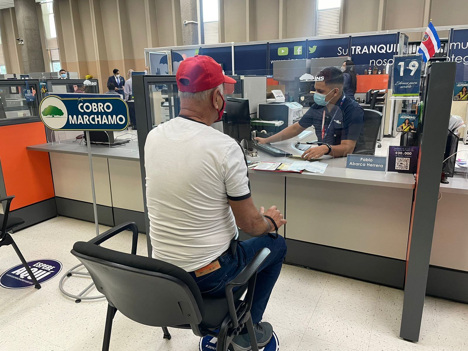 Carlos Chacón, un bombero pensionado, fue el primero en  pagar el marchamo del 2022, en la caja 19 de las oficinas centrales del Instituto Nacional de Seguros. El objetivo, dijo, es evitar filas, ver a algunos de sus excompañeros y agradecerle a la entidad. Foto: Cortesía INS