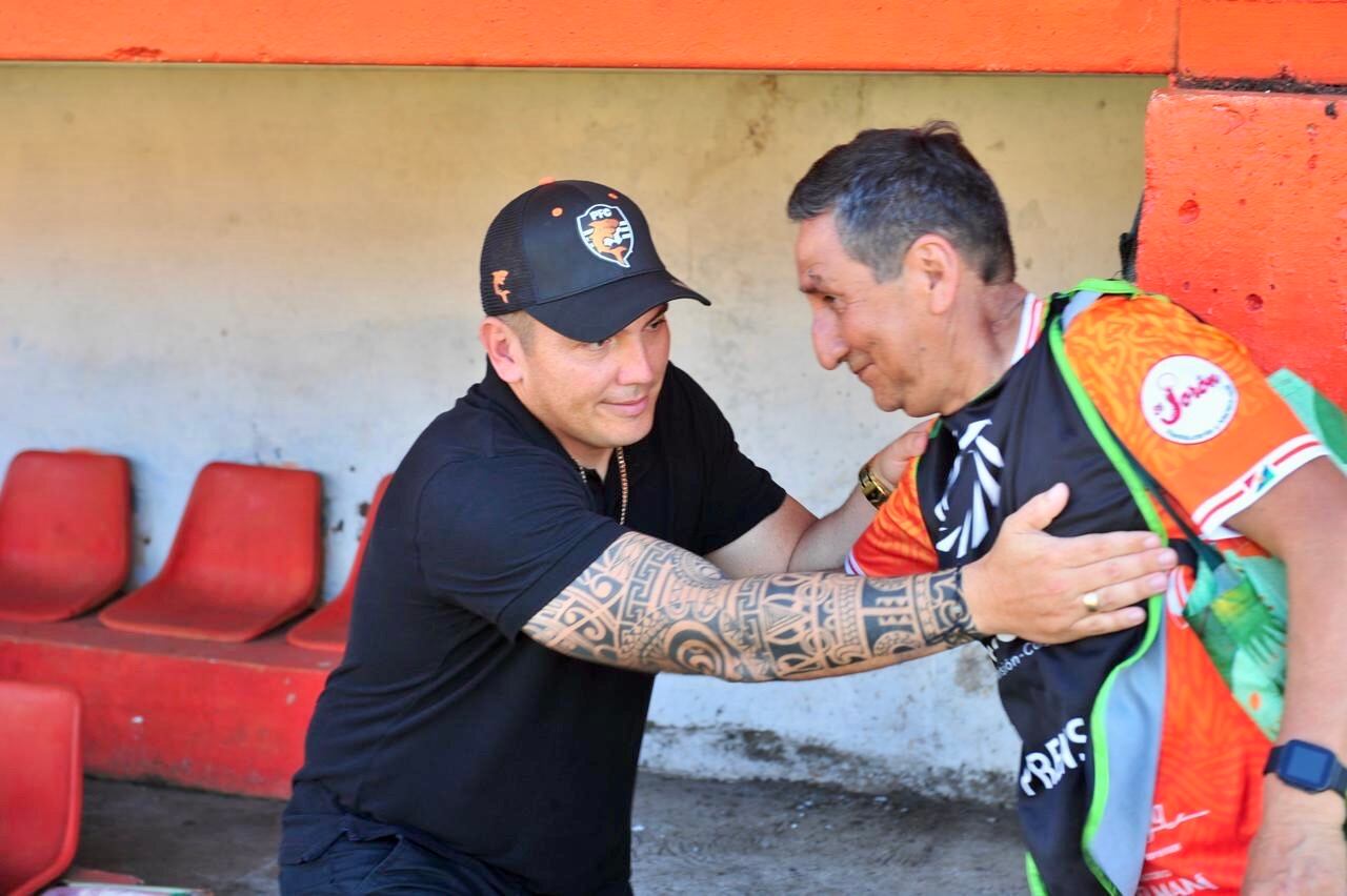 Entrenadores en los banquillos previo al inicio del juego