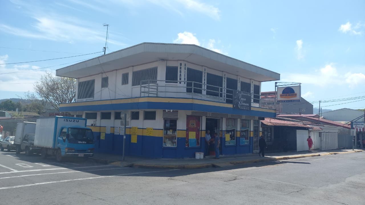 El economista, contador y abogado José Jiménez Blanco, quien ganó legalmente el nombre Super Mario a la gigante Nintendo, un año después del triunfo visitó el parque de Mario Bros en Estados Unidos Carlos Alfaro, hijo de José Mario Alfaro González, fundador del supermercado en 1972. El nombre Super Mario nació en 1998 y fue registrado legalmente hasta el 2013.