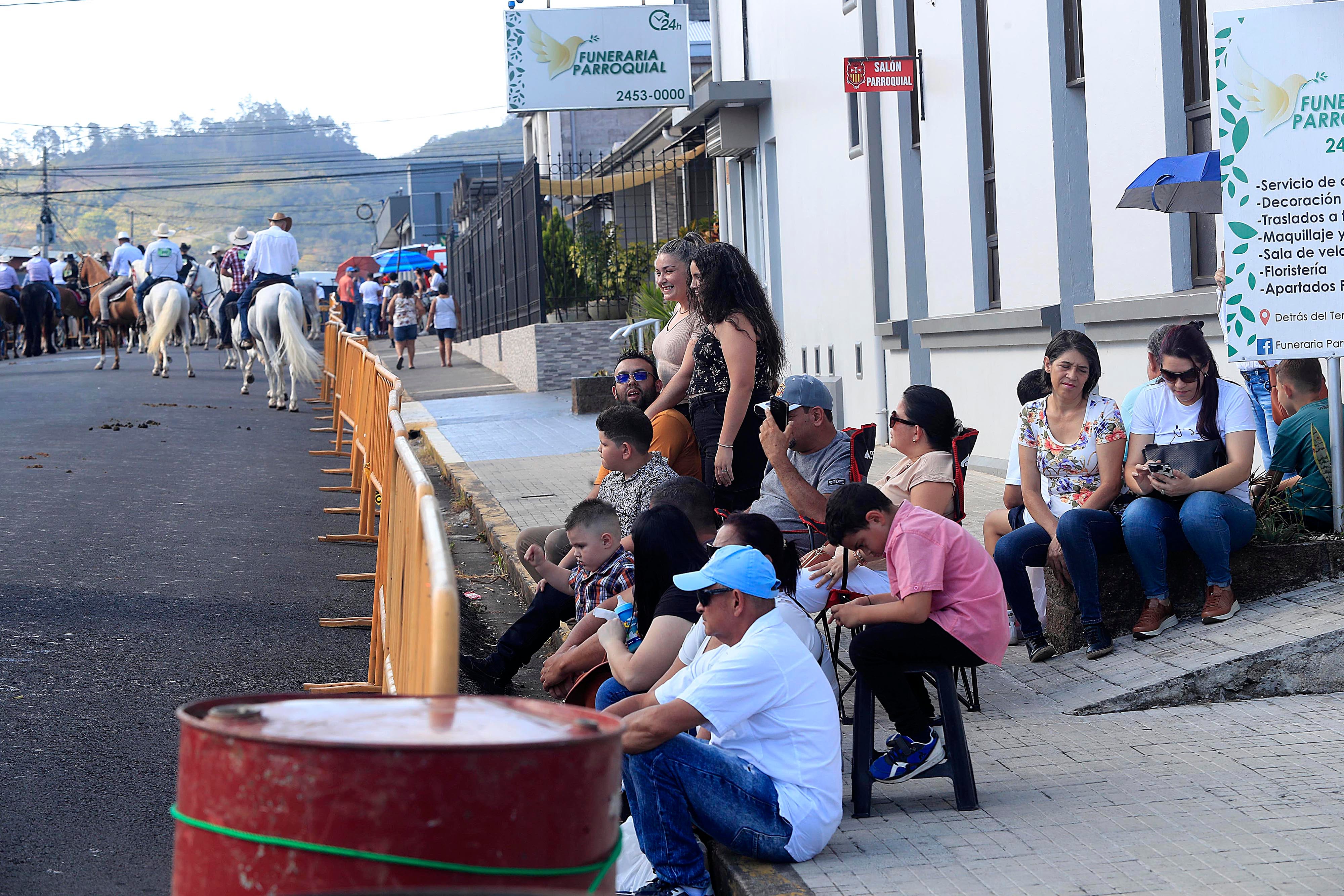 18/01/2024     Palmares. Con una muy escasa concurrencia, tanto de jinetes y caballos como de espectadores, se realizó este jueves el tradicional tope con el que inician oficialmente las fiestas cívicas en este cantón alajuelense. Además de los caballistas, destacó la presencia de reconocidas figuras de la política y la farándula.