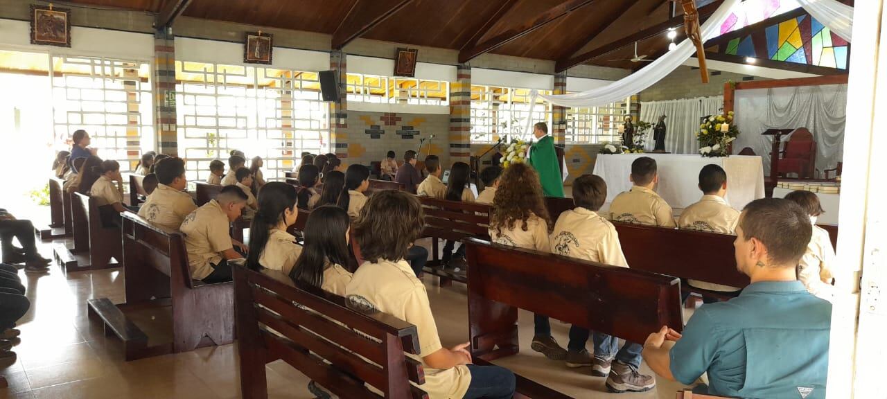 Los estudiantes de sétimo año del Benemérito Colegio Agropecuario de San Carlos recibieron la Santa Biblia como regalo el primer día de clases.