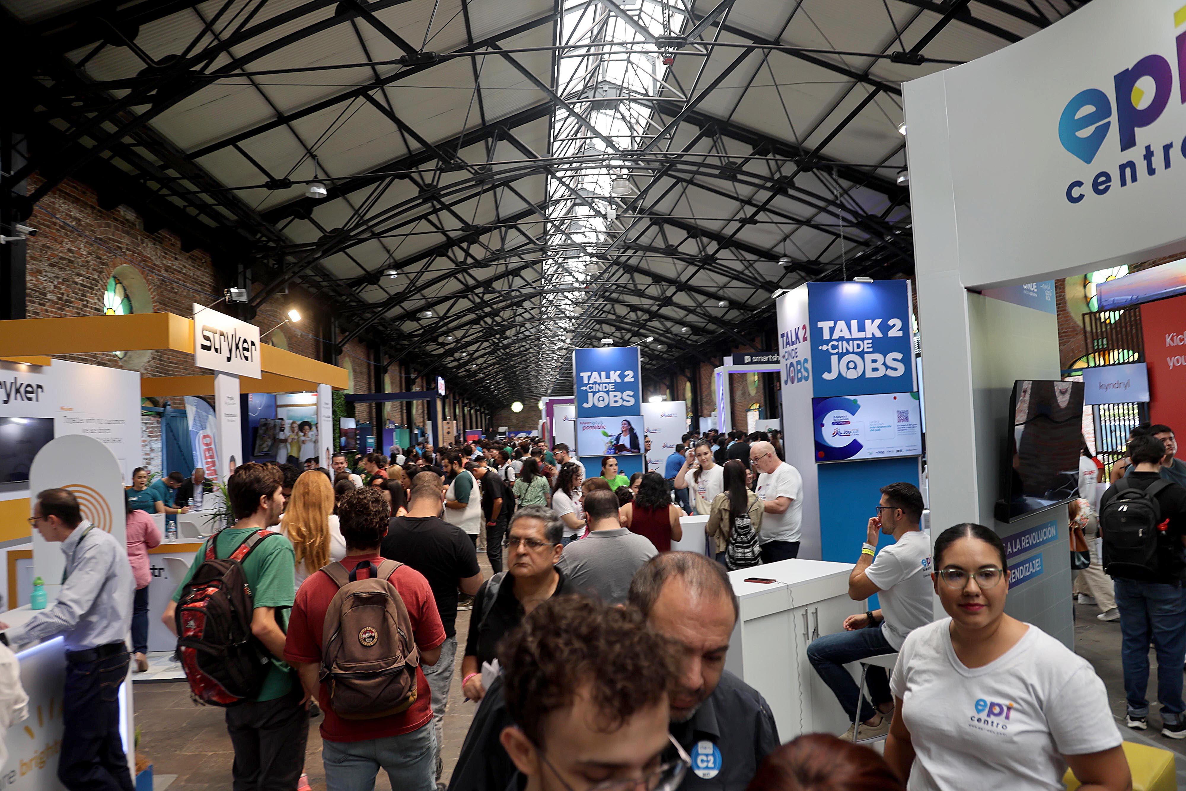 05/04/2024 Antigua Aduana, San José. Cientos de personas asistieron este viernes, desde muy temprano, a la feria de empleo multilingüe. Foto: Rafael Pacheco Granados