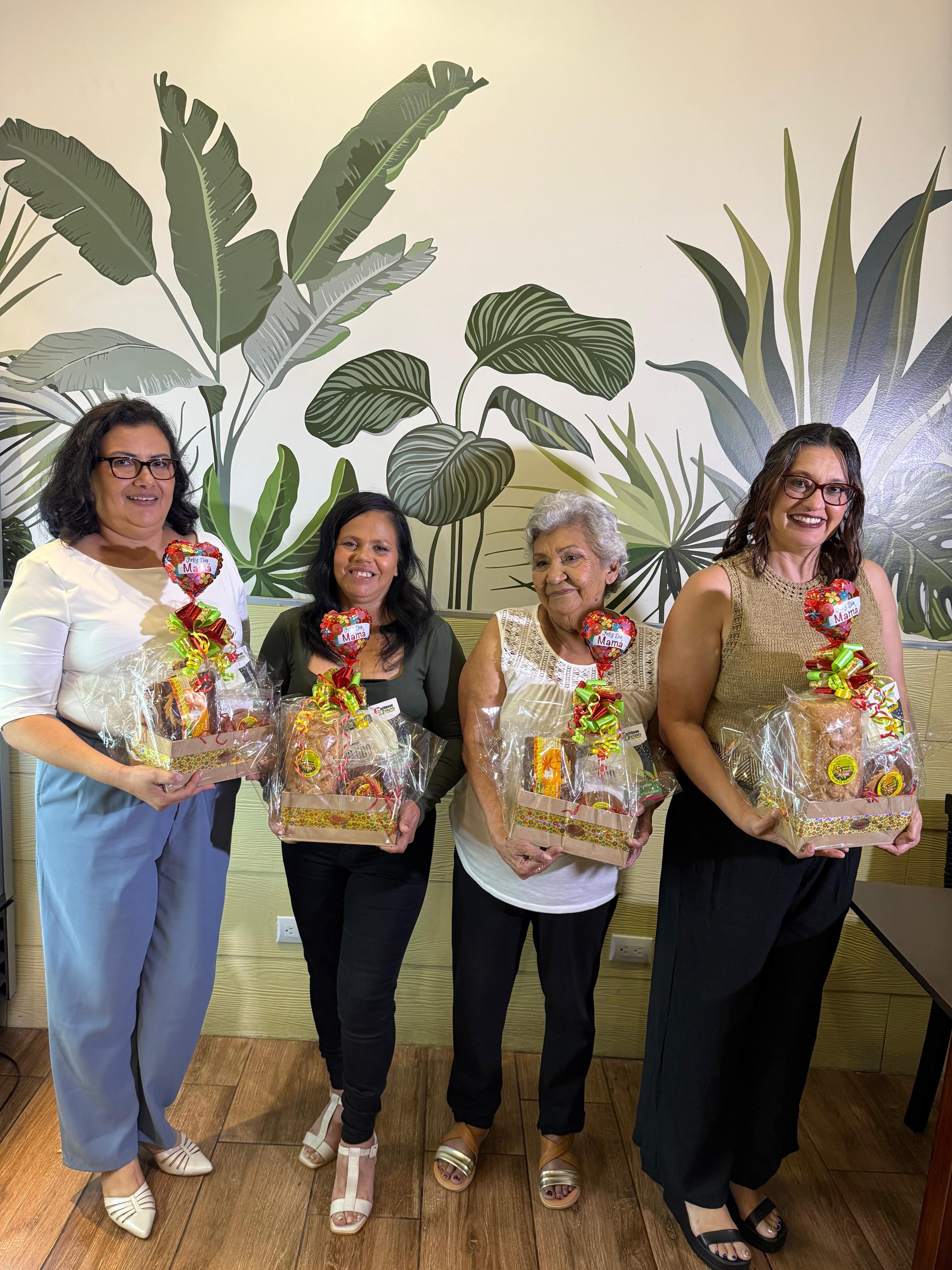 ¡Gracias mamá! Fue la promoción para el Día de la Madre 2025 en la cual La Teja rindió homenaje a 4 mamitas, dándoles regalos de patrocinadores y dándoles una experiencia Perfil ya que saldrán en la revista Perfil de setiembre del 2025. El martes 12 de agosto del 2025 vivieron un día de alegría, regalos y sorpresas.