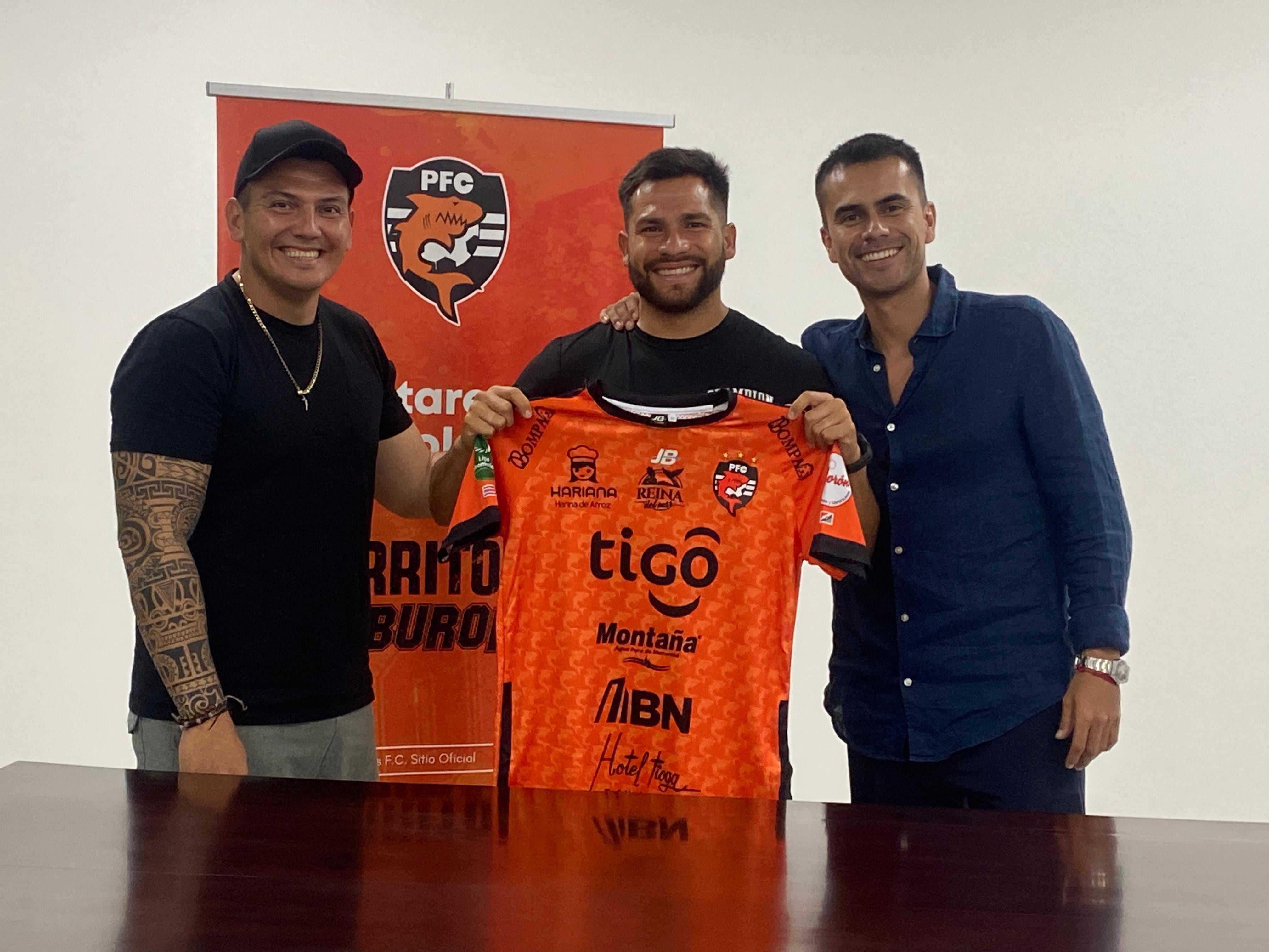 Los jugadores Hiram Muñoz y Andrey Mora renovaron con el Puntarenas FC para la siguiente temporada. Prensa PFC.