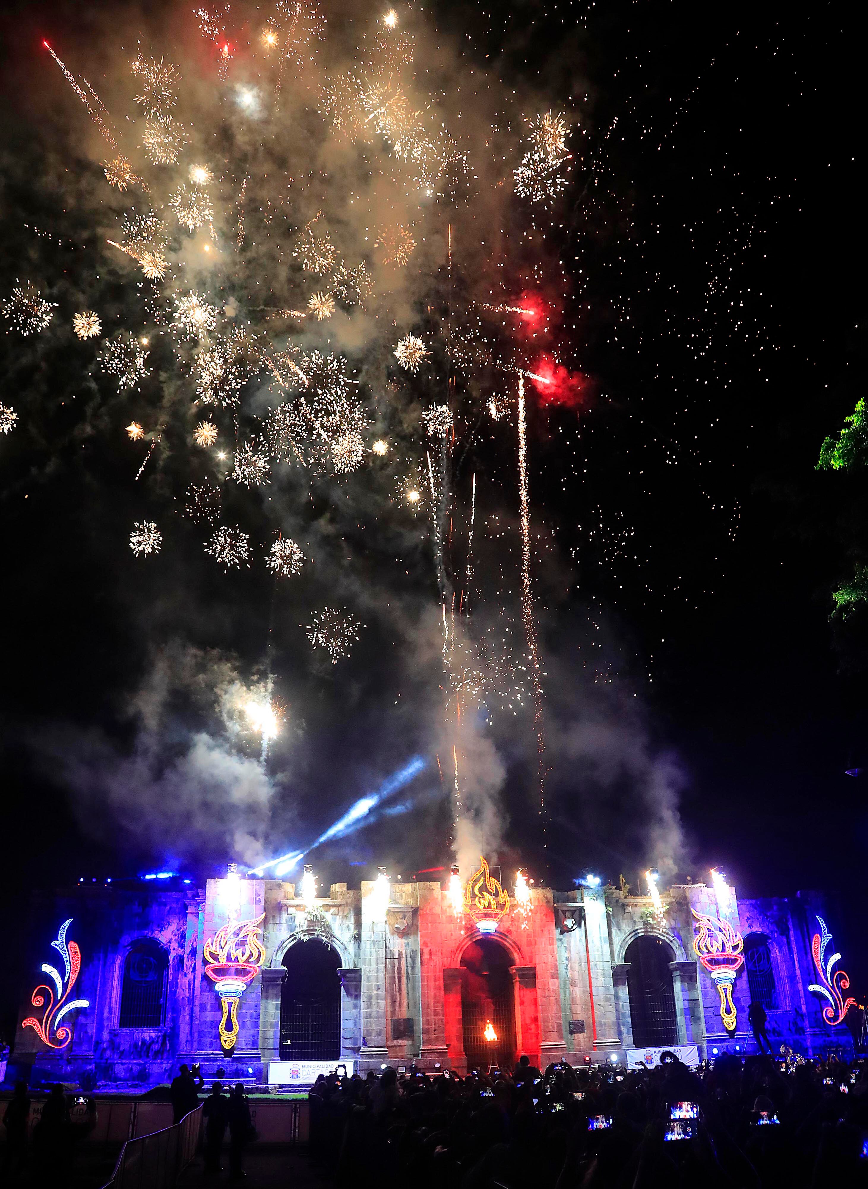 14/09/2023 Cartago. A las 8:00 p.m., como es tradición en esta fecha, llegó la Antorcha de la Libertad, para conmemorar los 202 años de vida independiente. La recibió el presidente Rodrigo Chaves y se la entregó a estudiantes del colegio José Figueres, ganadores de Olimpiada de matemáticas, quienes la trasladaron hasta el pebetero ubicado debajo de la campana de las Ruinas de Santiago Apóstol.