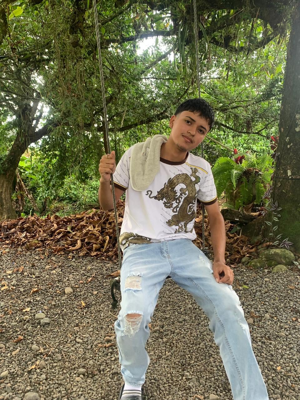 El día que Yilmark Navarro Vásquez debía estar celebrando su graduación de noveno año, estaba llorando. No por malas notas ni por indisciplina. Lloraba porque no tenía zapatos ni pantalón para ir a recibir el título