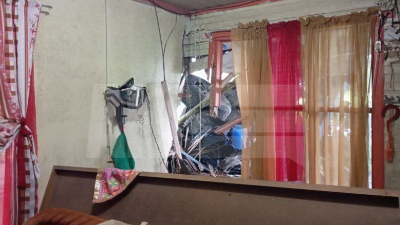 Conductor perdió el control del carro y voló hacia la ventana de una casa en La Colonia de Guápiles. Foto: ANI