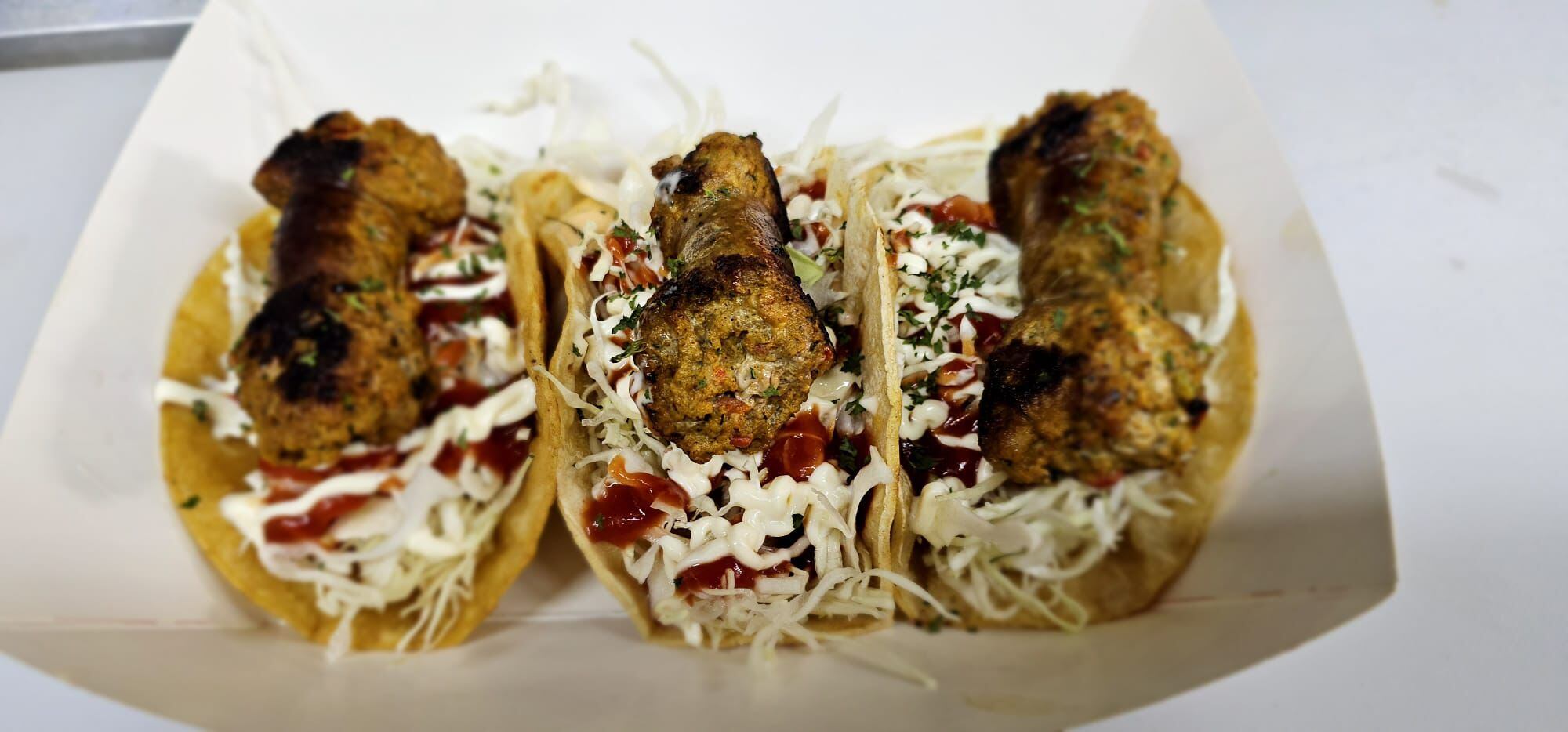 Matrimonio tico que vive en Estados Unidos hace su propio chorizo y salchichón